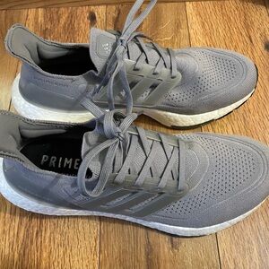 Adidas Women’s Gray Ultraboost Primeblue Running Shoes Size 9